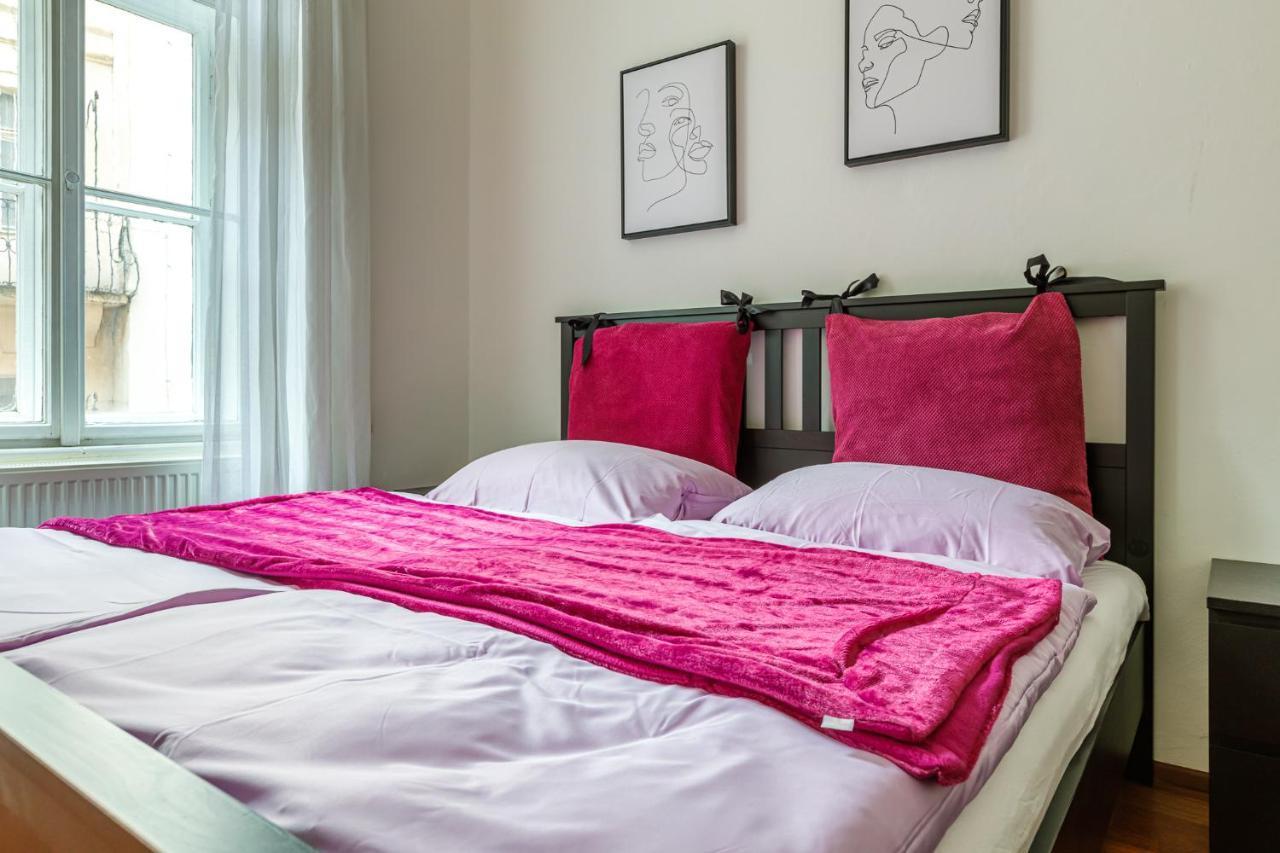 Newly Renovated Apartment In The Old Town Bratislava Esterno foto